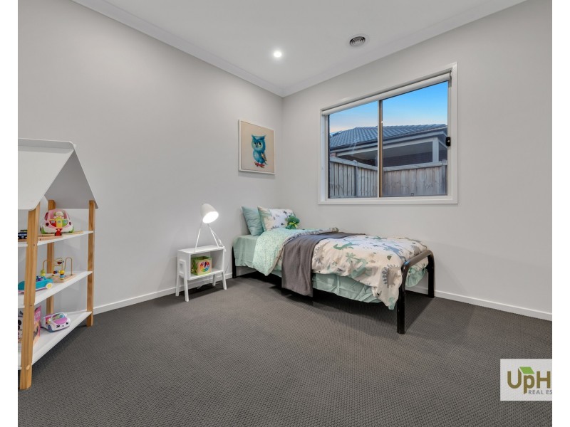 6 Clamoroso Drive, Clyde North VIC 3978