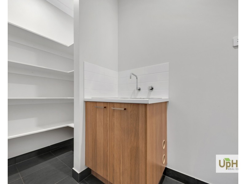 6 Clamoroso Drive, Clyde North VIC 3978