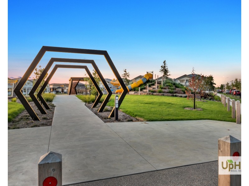 6 Clamoroso Drive, Clyde North VIC 3978