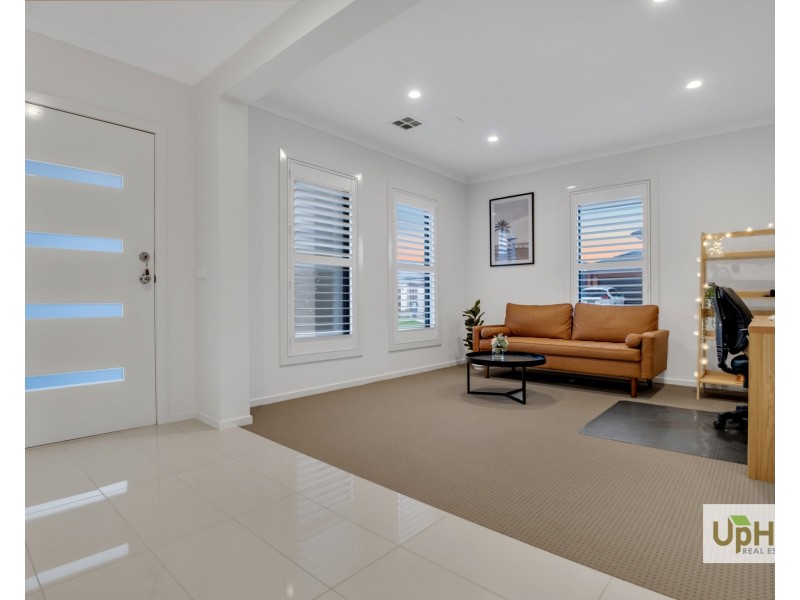 32 Guernsey Street, Clyde North VIC 3978