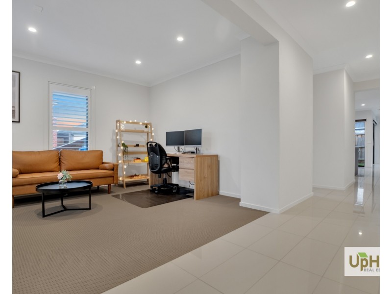 32 Guernsey Street, Clyde North VIC 3978