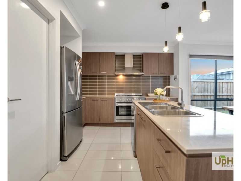 32 Guernsey Street, Clyde North VIC 3978