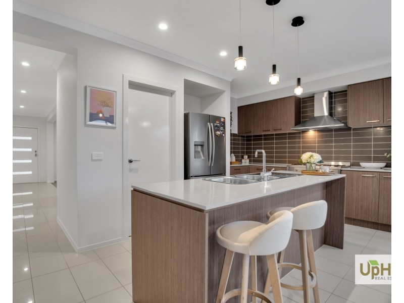 32 Guernsey Street, Clyde North VIC 3978