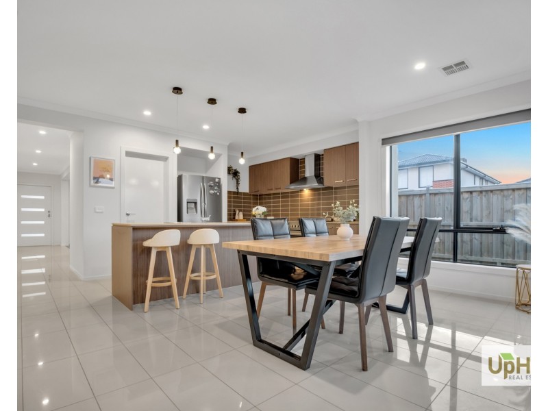 32 Guernsey Street, Clyde North VIC 3978