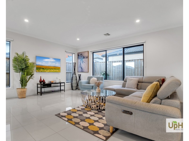 32 Guernsey Street, Clyde North VIC 3978