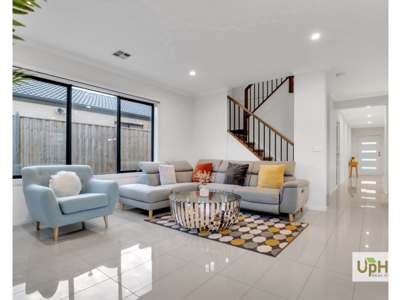 32 Guernsey Street, Clyde North VIC 3978