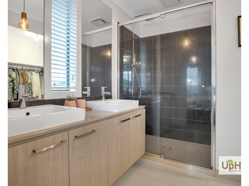 32 Guernsey Street, Clyde North VIC 3978