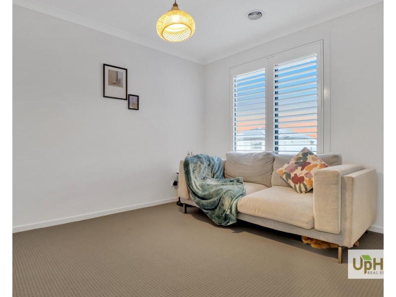 32 Guernsey Street, Clyde North VIC 3978