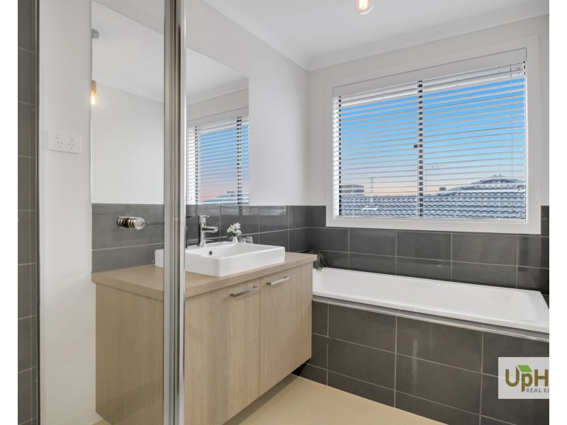 32 Guernsey Street, Clyde North VIC 3978