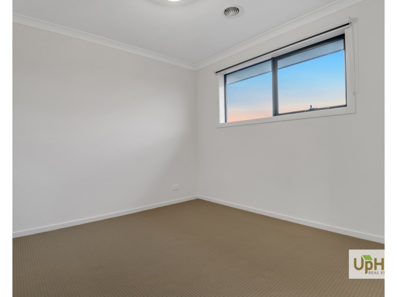 32 Guernsey Street, Clyde North VIC 3978