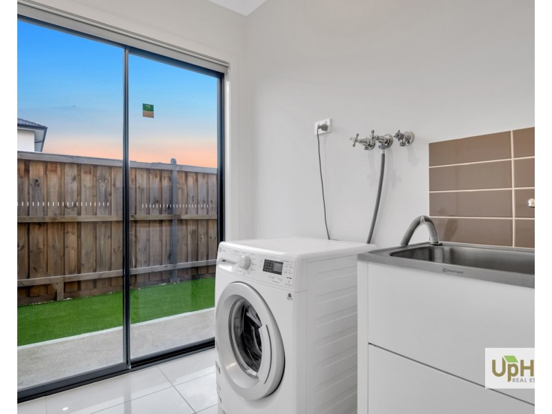 32 Guernsey Street, Clyde North VIC 3978