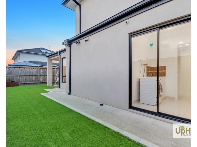 32 Guernsey Street, Clyde North VIC 3978