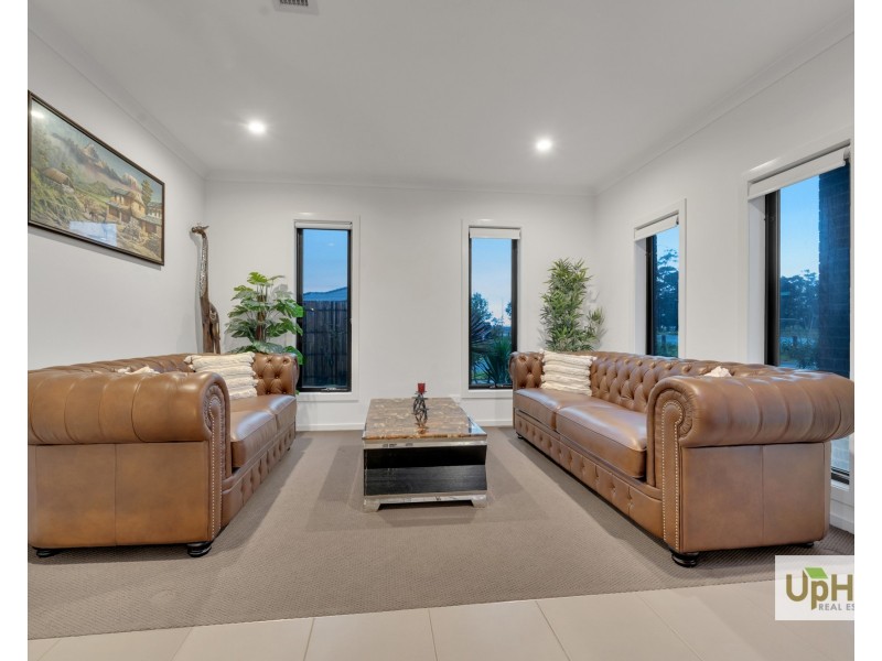 2 Girona Drive, Clyde North VIC 3978