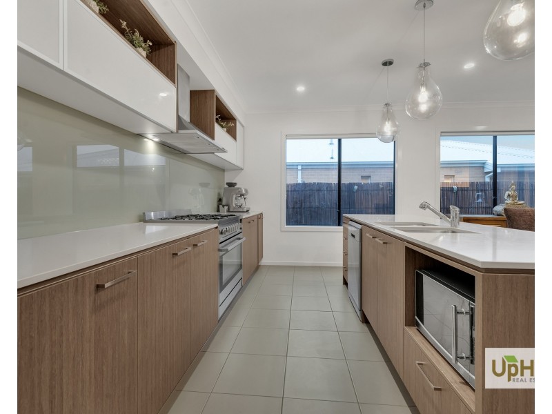 2 Girona Drive, Clyde North VIC 3978