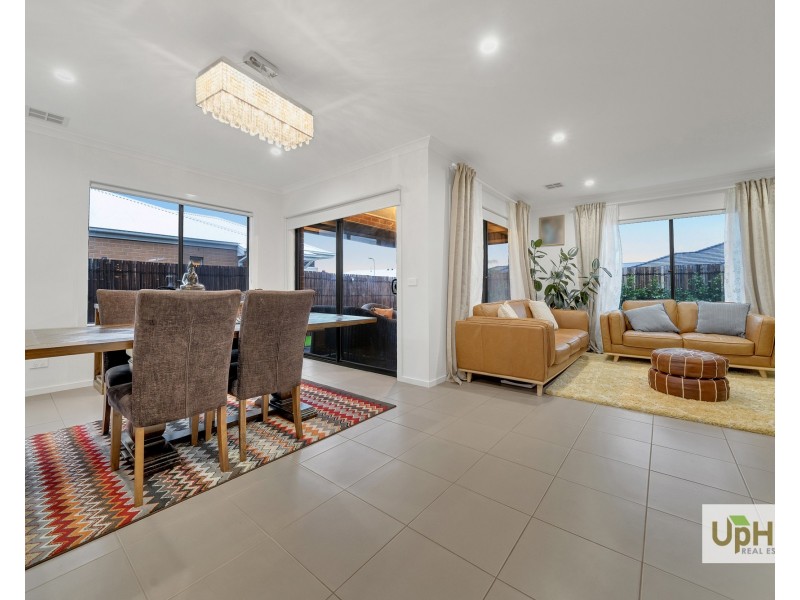 2 Girona Drive, Clyde North VIC 3978