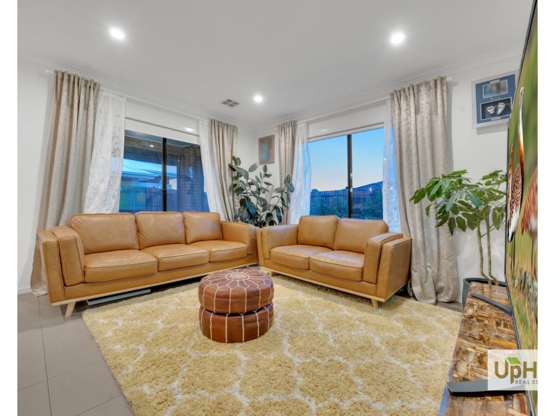 2 Girona Drive, Clyde North VIC 3978