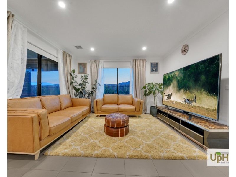 2 Girona Drive, Clyde North VIC 3978