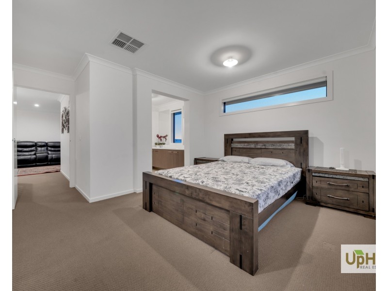 2 Girona Drive, Clyde North VIC 3978