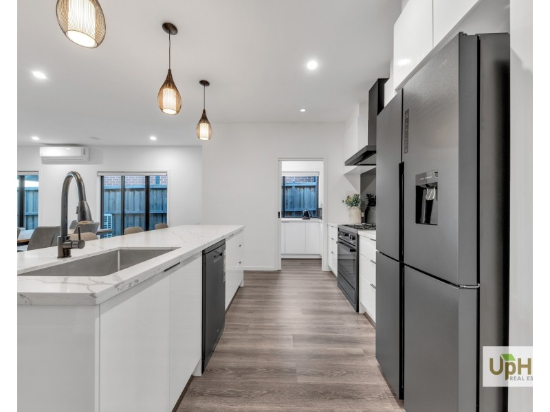 13 Vermillion Drive, Clyde North VIC 3978