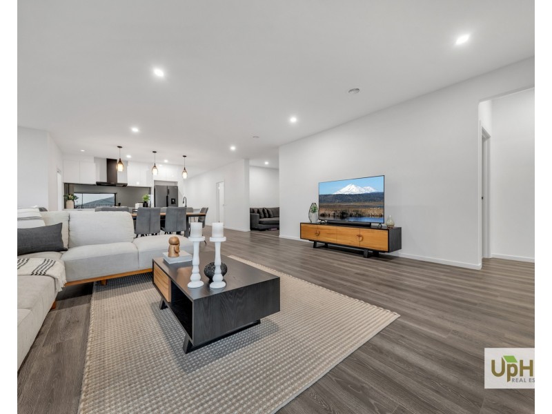 13 Vermillion Drive, Clyde North VIC 3978