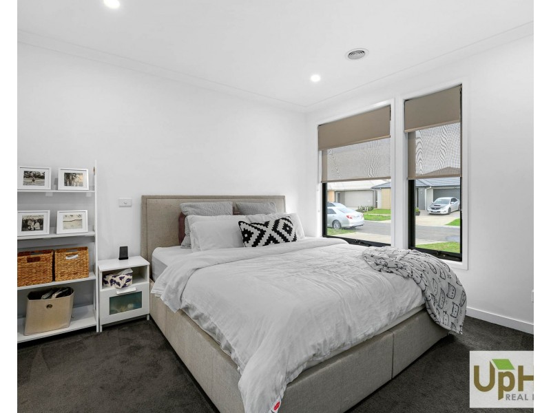 35 Khan Boulevard, Clyde North VIC 3978