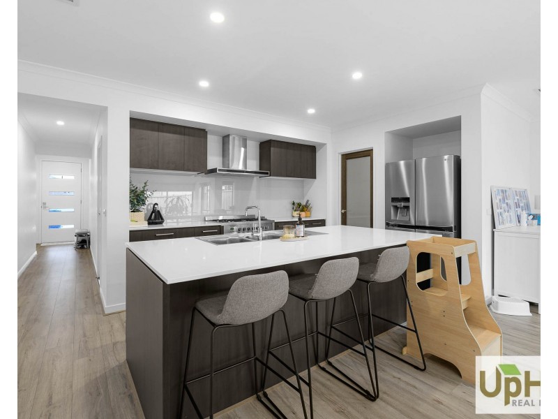 35 Khan Boulevard, Clyde North VIC 3978