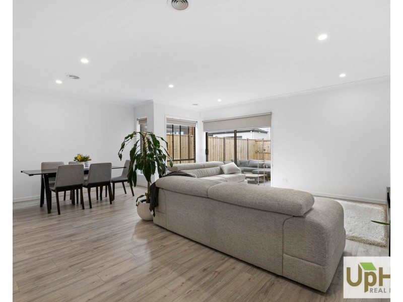 35 Khan Boulevard, Clyde North VIC 3978