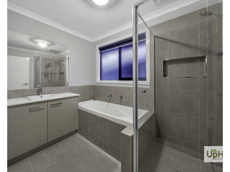 21 Noah Road, Clyde North VIC 3978