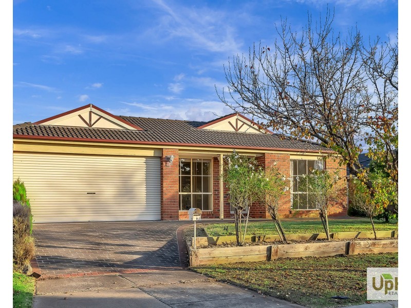 9 Tauna Place, Cranbourne West VIC 3977