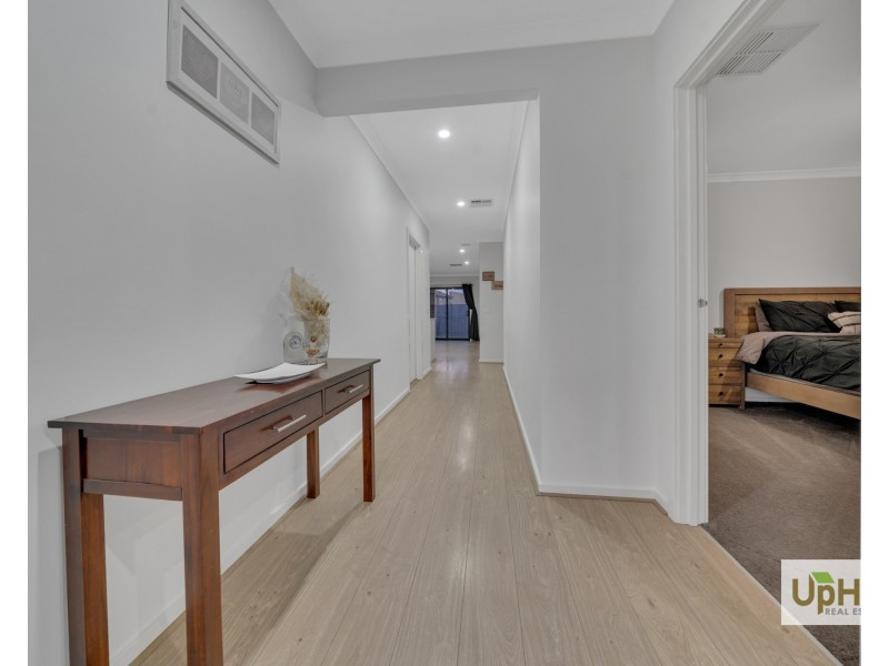 6 Parlia Street, Clyde North VIC 3978