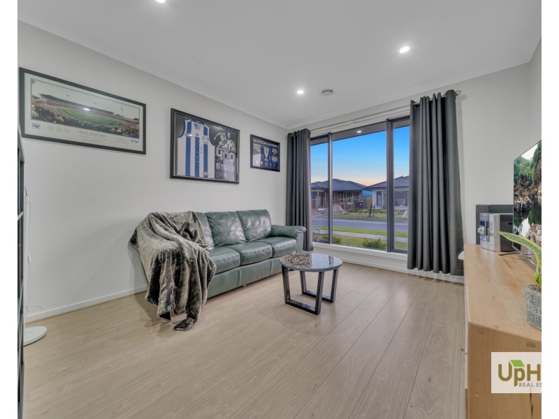 6 Parlia Street, Clyde North VIC 3978