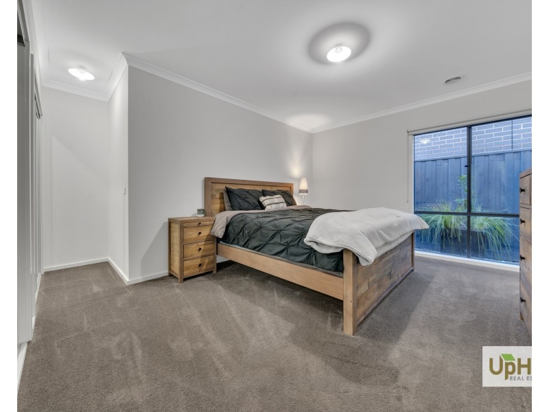 6 Parlia Street, Clyde North VIC 3978