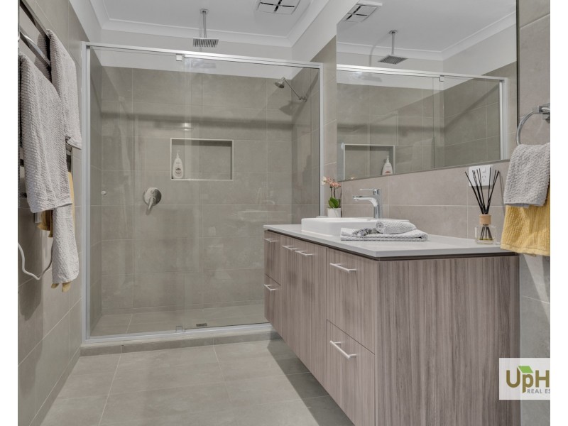 6 Parlia Street, Clyde North VIC 3978