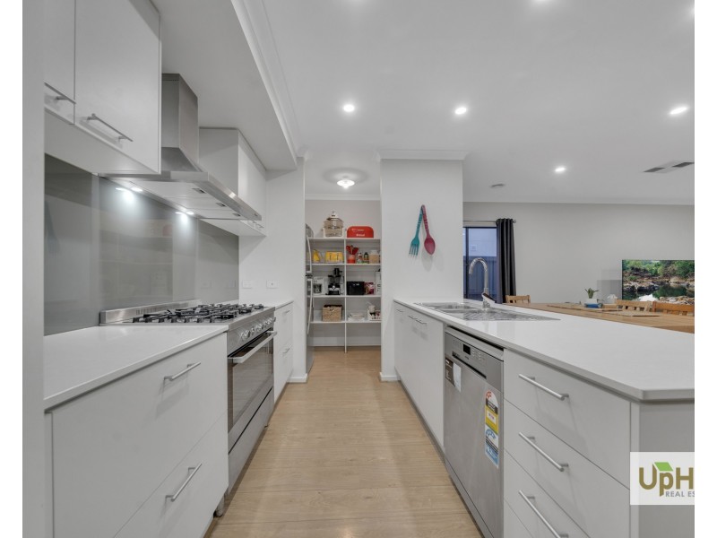 6 Parlia Street, Clyde North VIC 3978