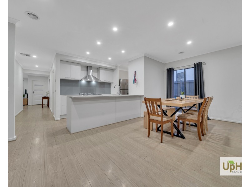 6 Parlia Street, Clyde North VIC 3978