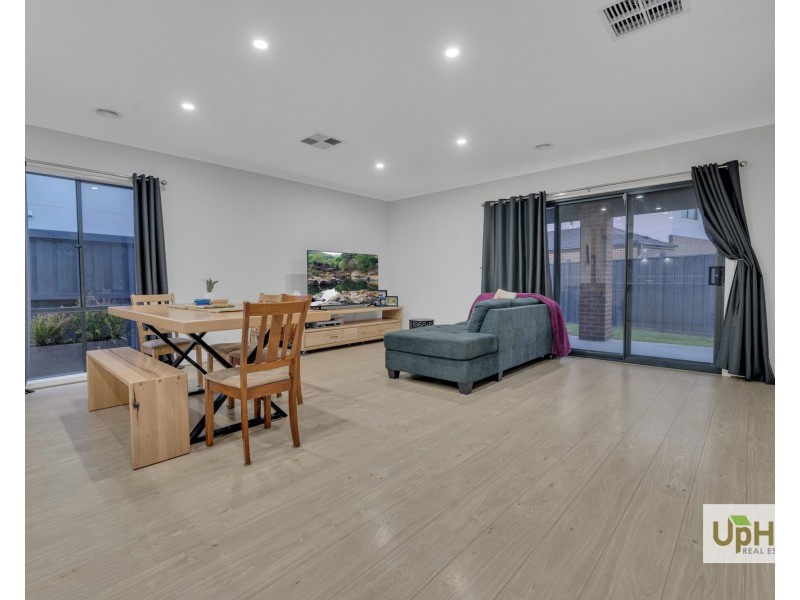 6 Parlia Street, Clyde North VIC 3978