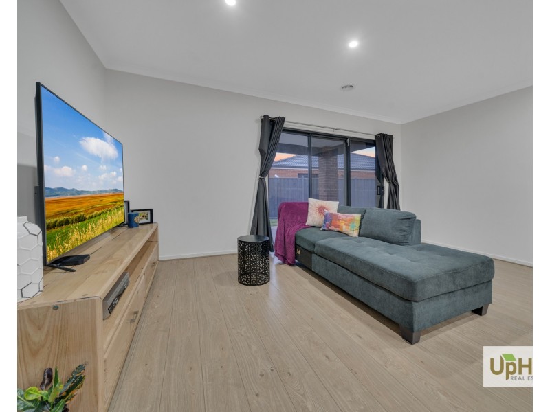 6 Parlia Street, Clyde North VIC 3978