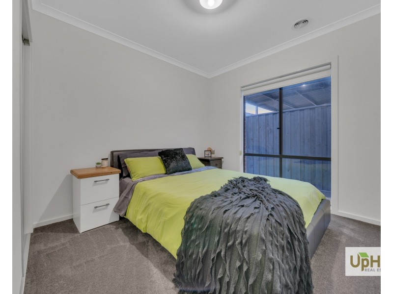 6 Parlia Street, Clyde North VIC 3978