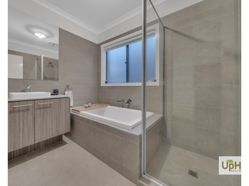 6 Parlia Street, Clyde North VIC 3978