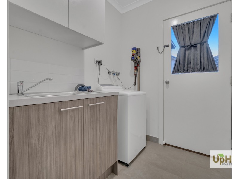 6 Parlia Street, Clyde North VIC 3978