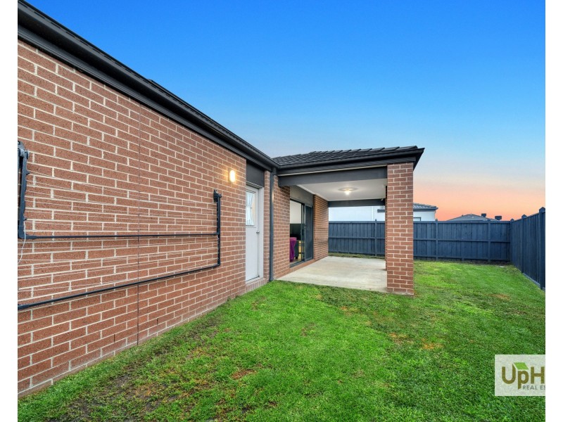 6 Parlia Street, Clyde North VIC 3978
