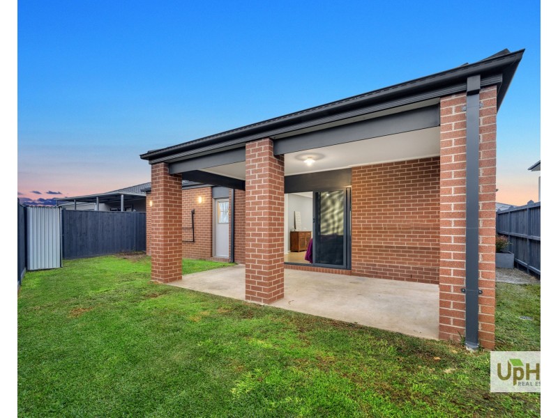 6 Parlia Street, Clyde North VIC 3978