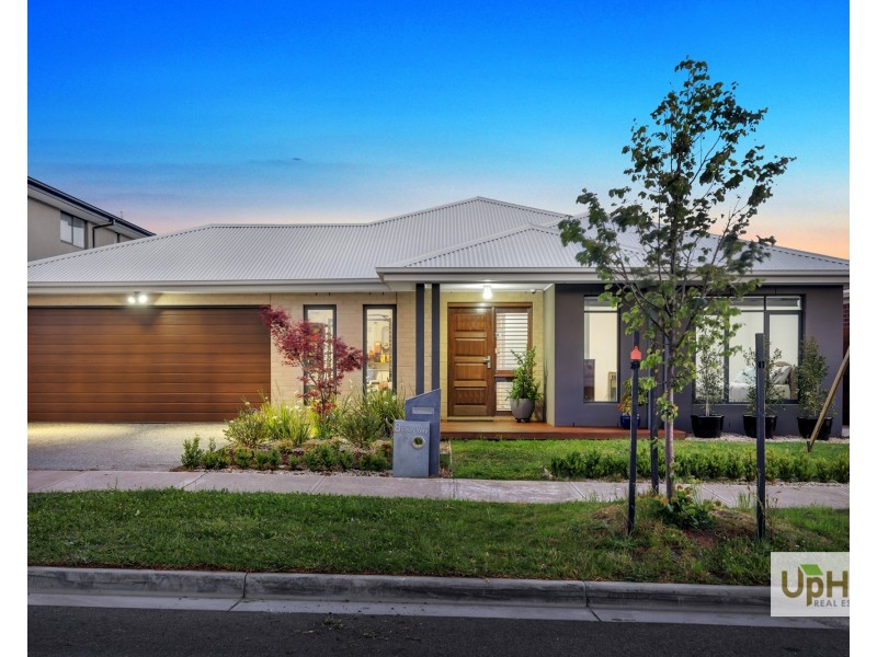 8 Elsey Way, Clyde North VIC 3978