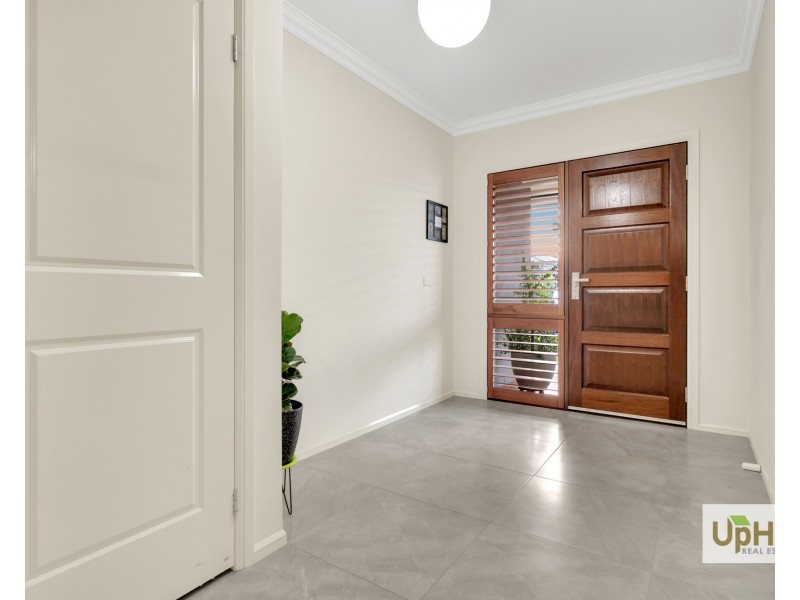 8 Elsey Way, Clyde North VIC 3978
