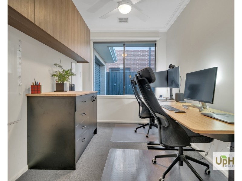 8 Elsey Way, Clyde North VIC 3978