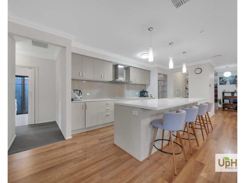 8 Elsey Way, Clyde North VIC 3978