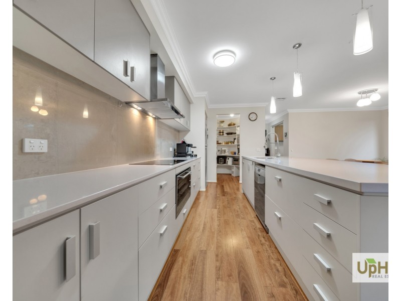 8 Elsey Way, Clyde North VIC 3978