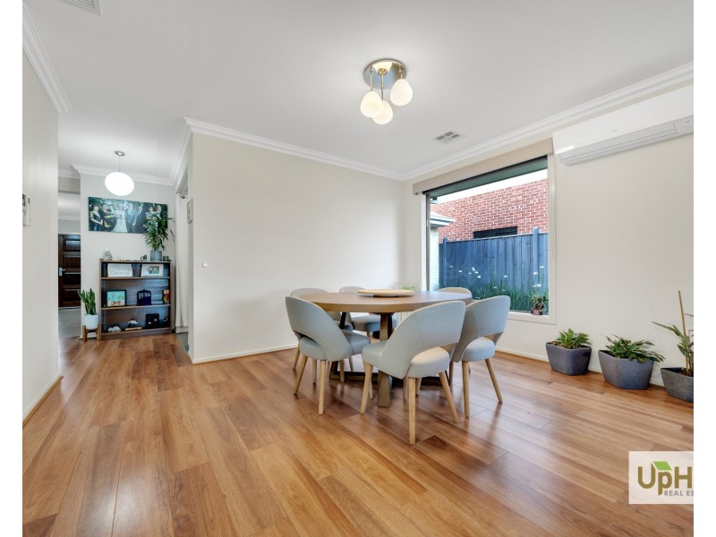 8 Elsey Way, Clyde North VIC 3978