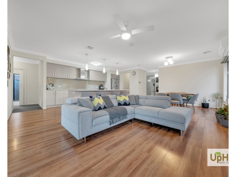 8 Elsey Way, Clyde North VIC 3978