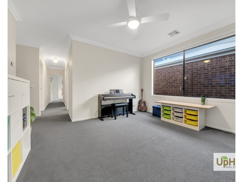 8 Elsey Way, Clyde North VIC 3978